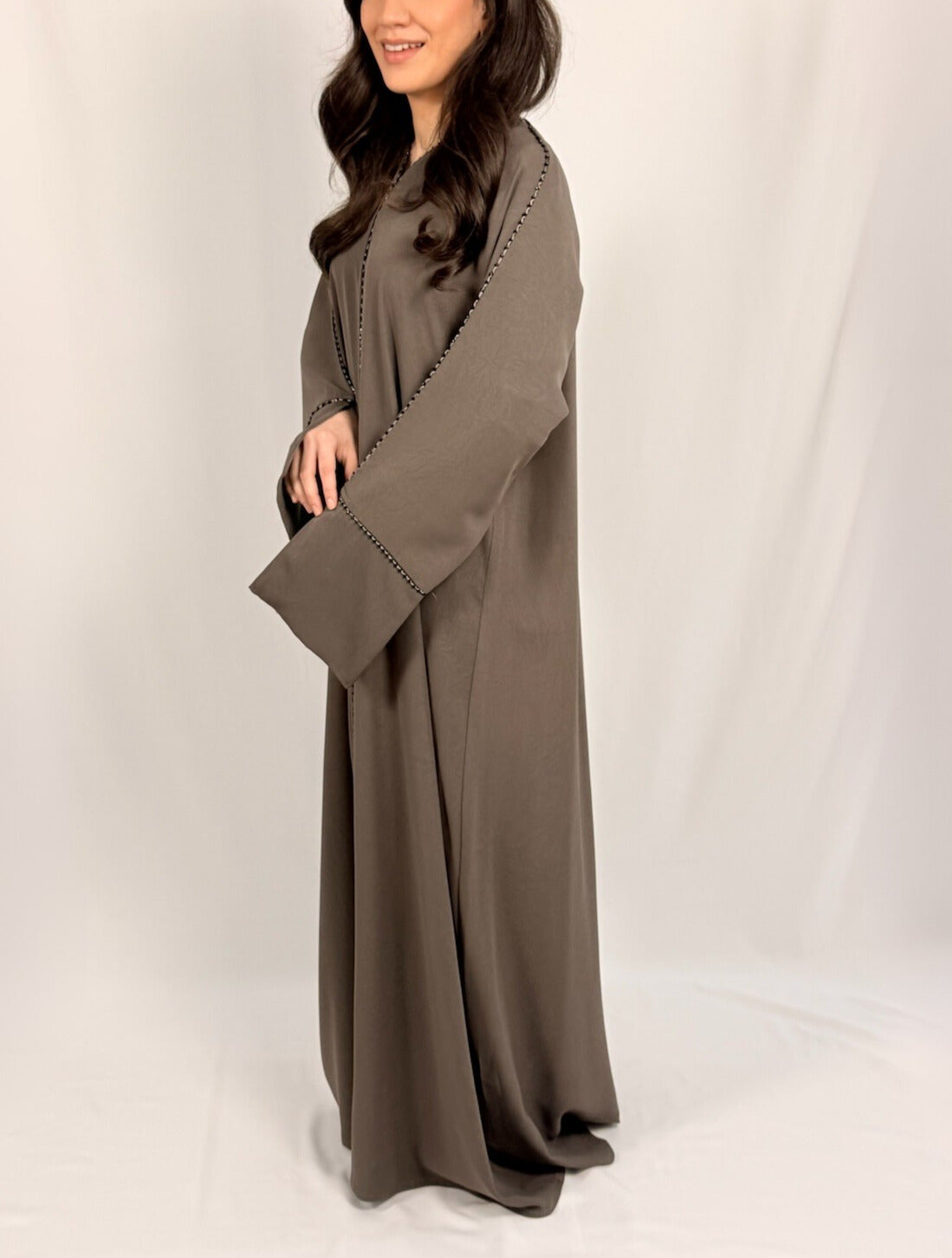 Comment choisir la couleur de Abaya idéale selon votre teint, votre style et l’occasion ?