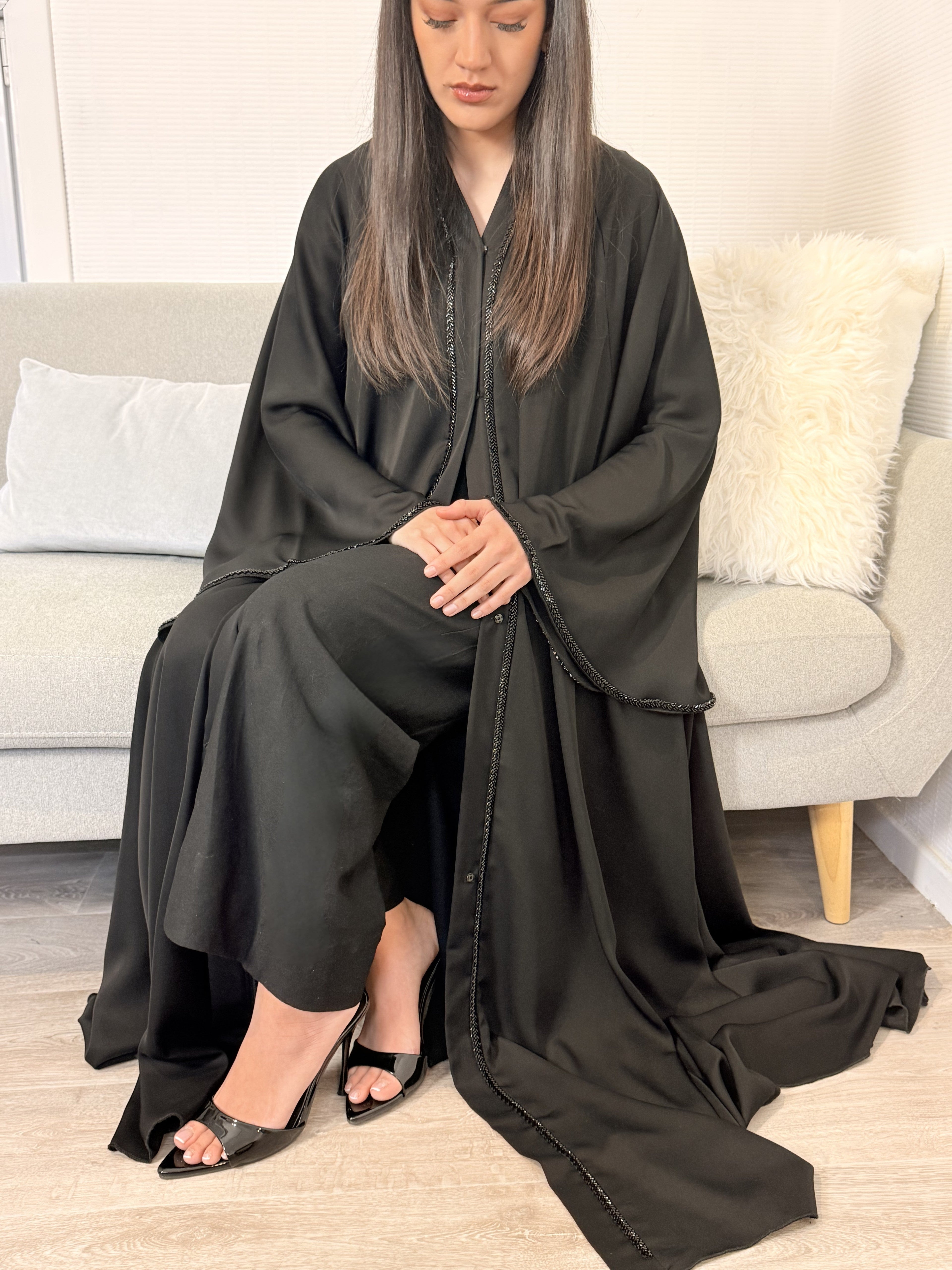 Comment choisir la bonne taille d’abaya ? Guide complet pour un tombé parfait