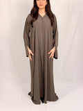 Samara Essentiel Taupe Abaya longue coupe fluide coloris taupe style minimaliste