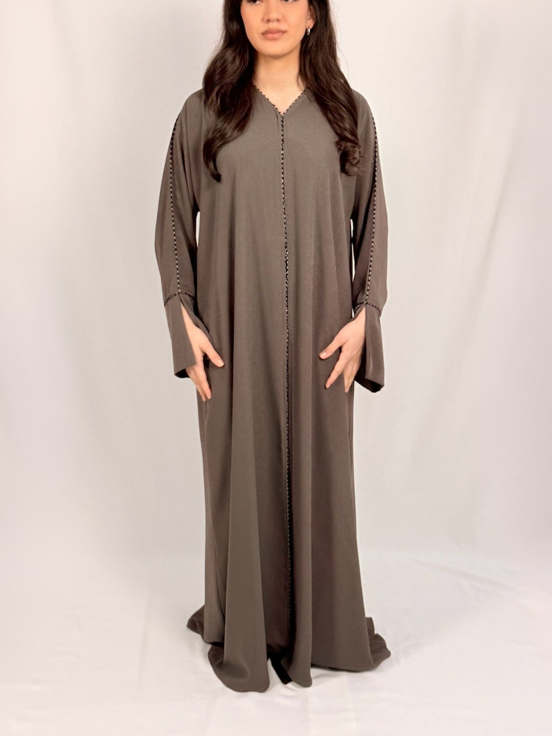 Samara Essentiel Taupe Abaya longue coupe fluide coloris taupe style minimaliste