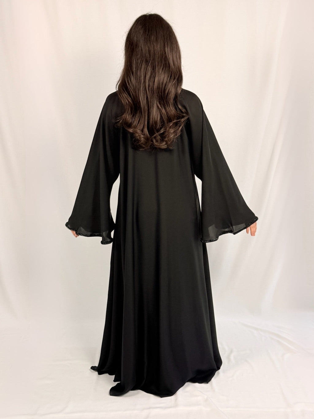 Samara Noor Abaya noire vue dos coupe longue évasée