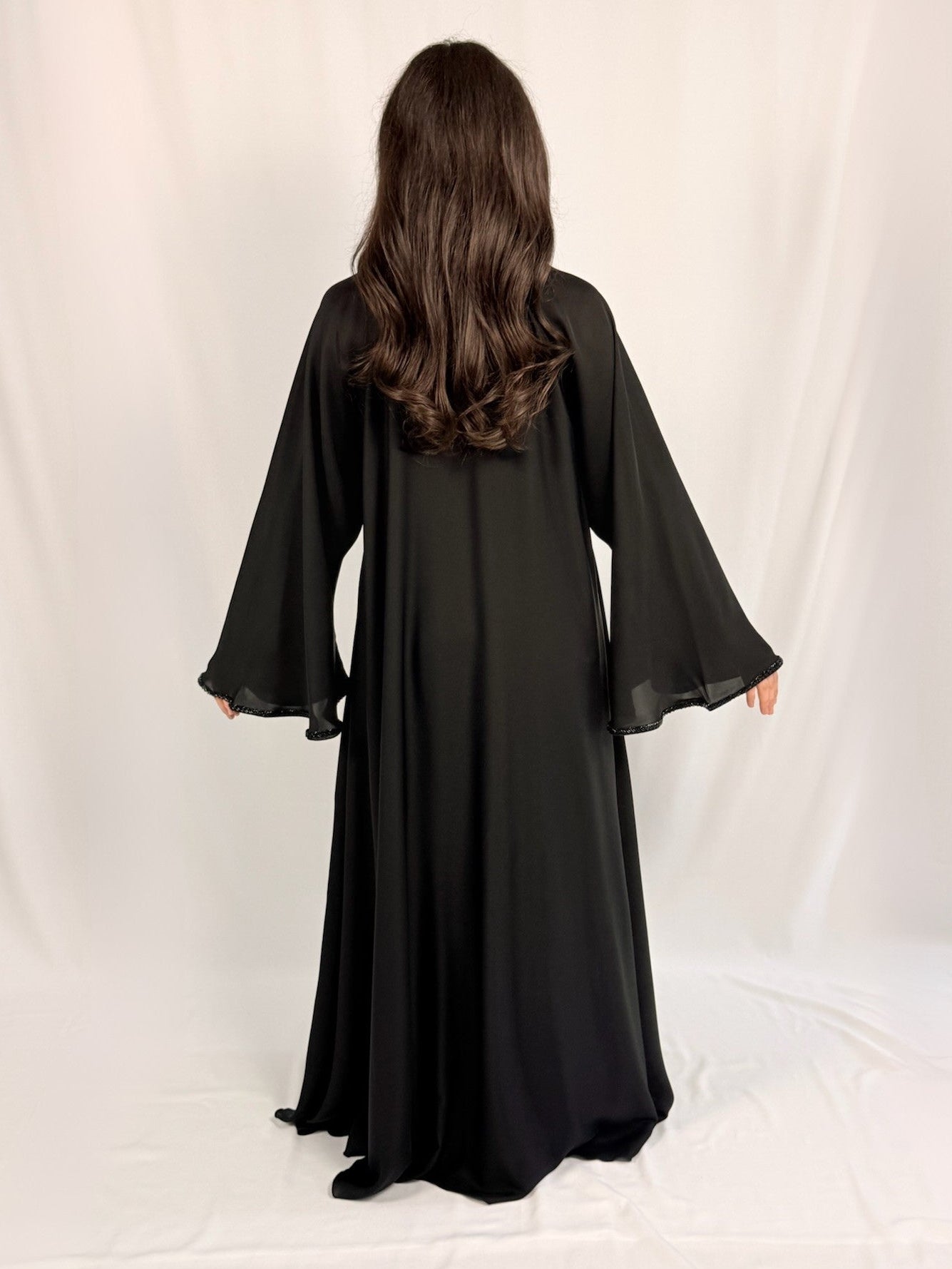 Samara Noor Abaya noire vue dos coupe longue évasée