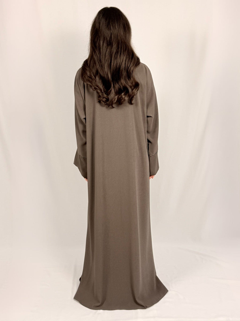 Samara Essentiel Taupe Abaya vue dos coupe droite fluide