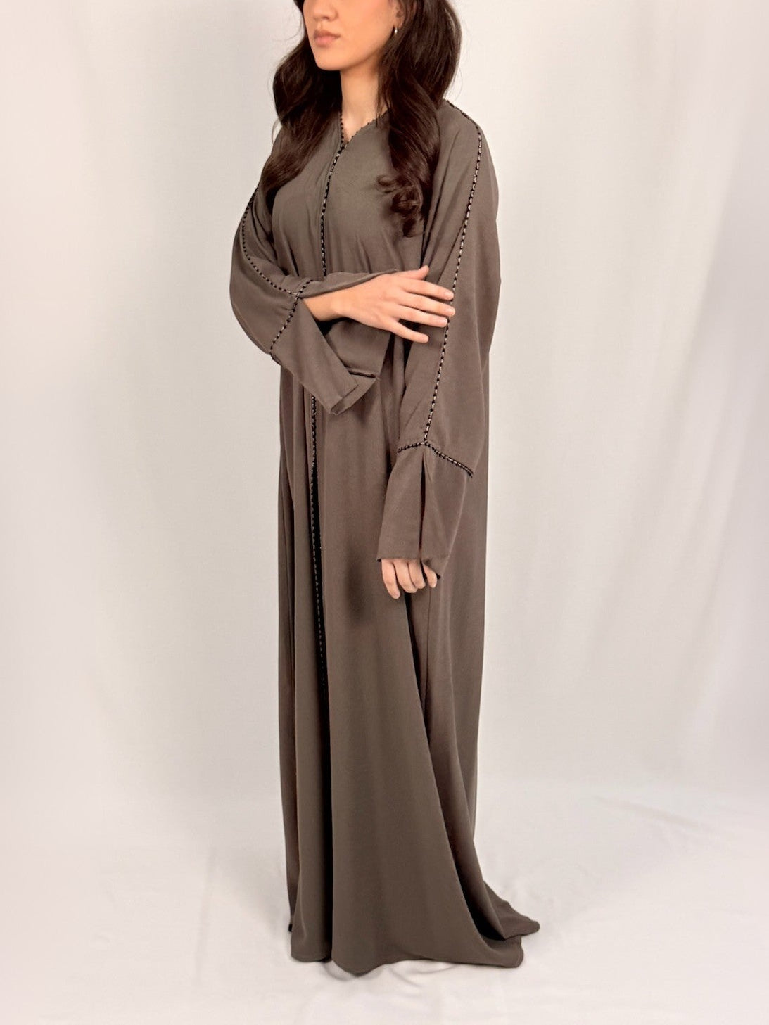 Manches amples Samara Essentiel Taupe Abaya coupe moderne épurée