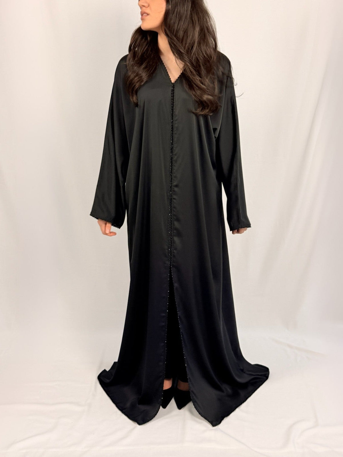 Samara Abaya Linea noire coupe évasée avec perles discrètes sur le devant