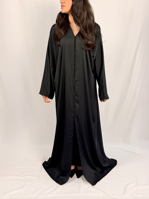 Samara Abaya Linea noire coupe évasée avec perles discrètes sur le devant