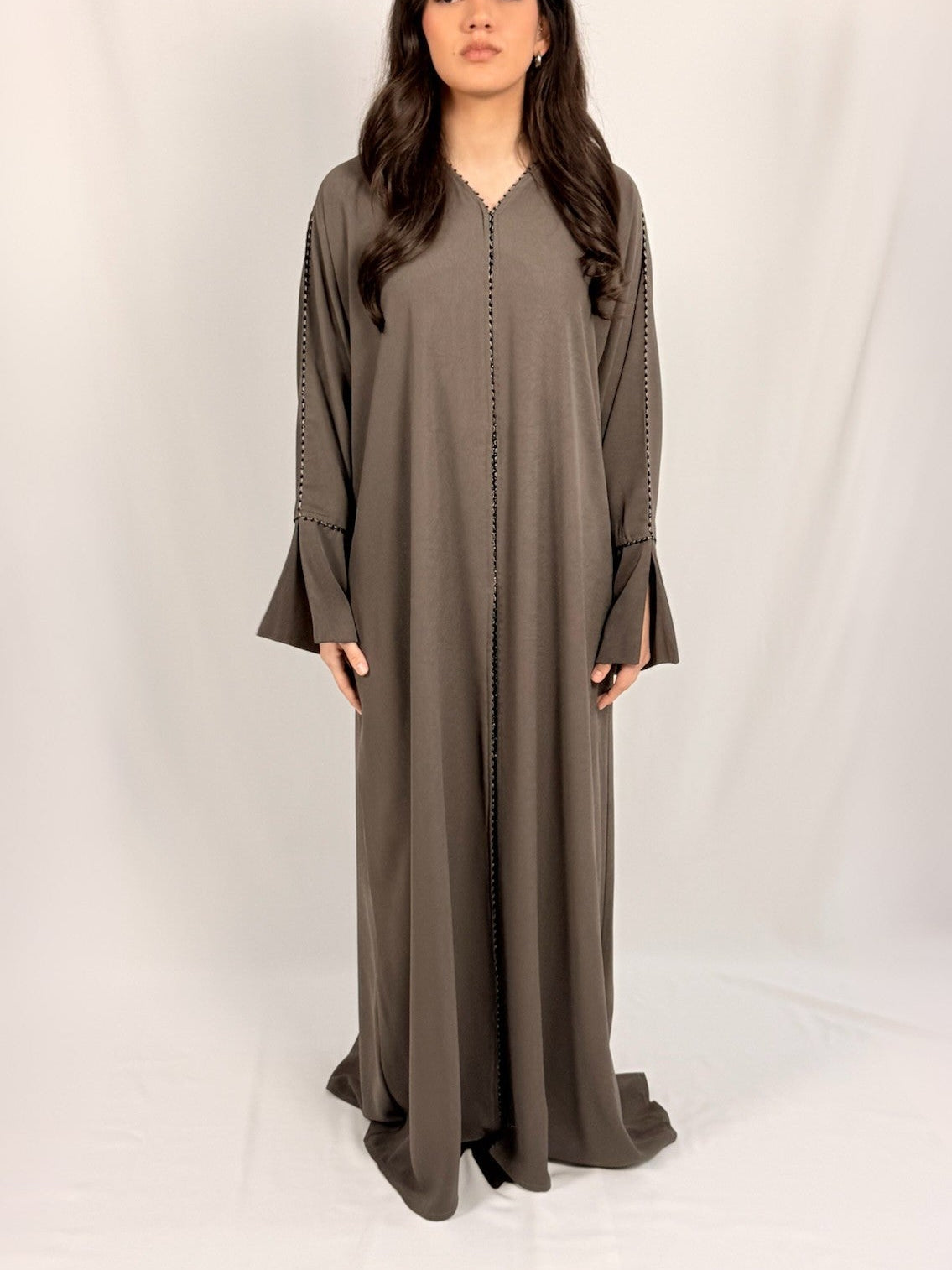 Détail tissu Samara Essentiel Taupe Abaya matière fluide tombé élégant