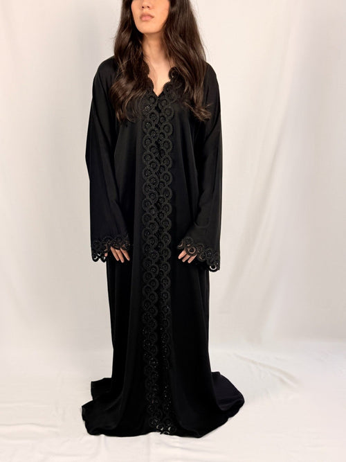 Samara Abaya Dentelle noire avec détails dentelle sur le devant et les manches
