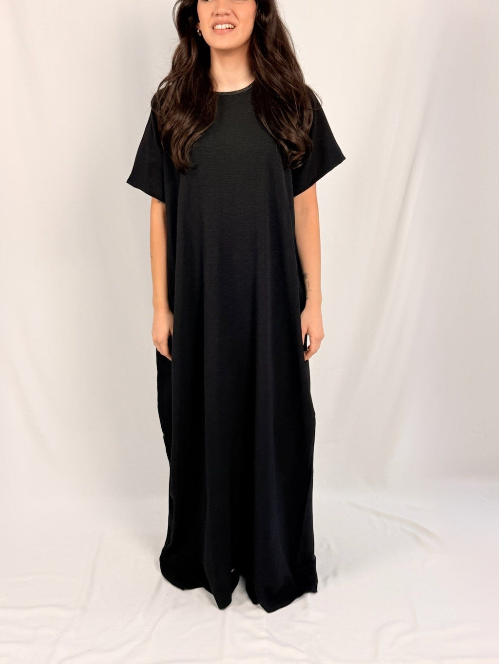 Samara sous-robe noire à manches courtes coupe droite à porter sous une abaya