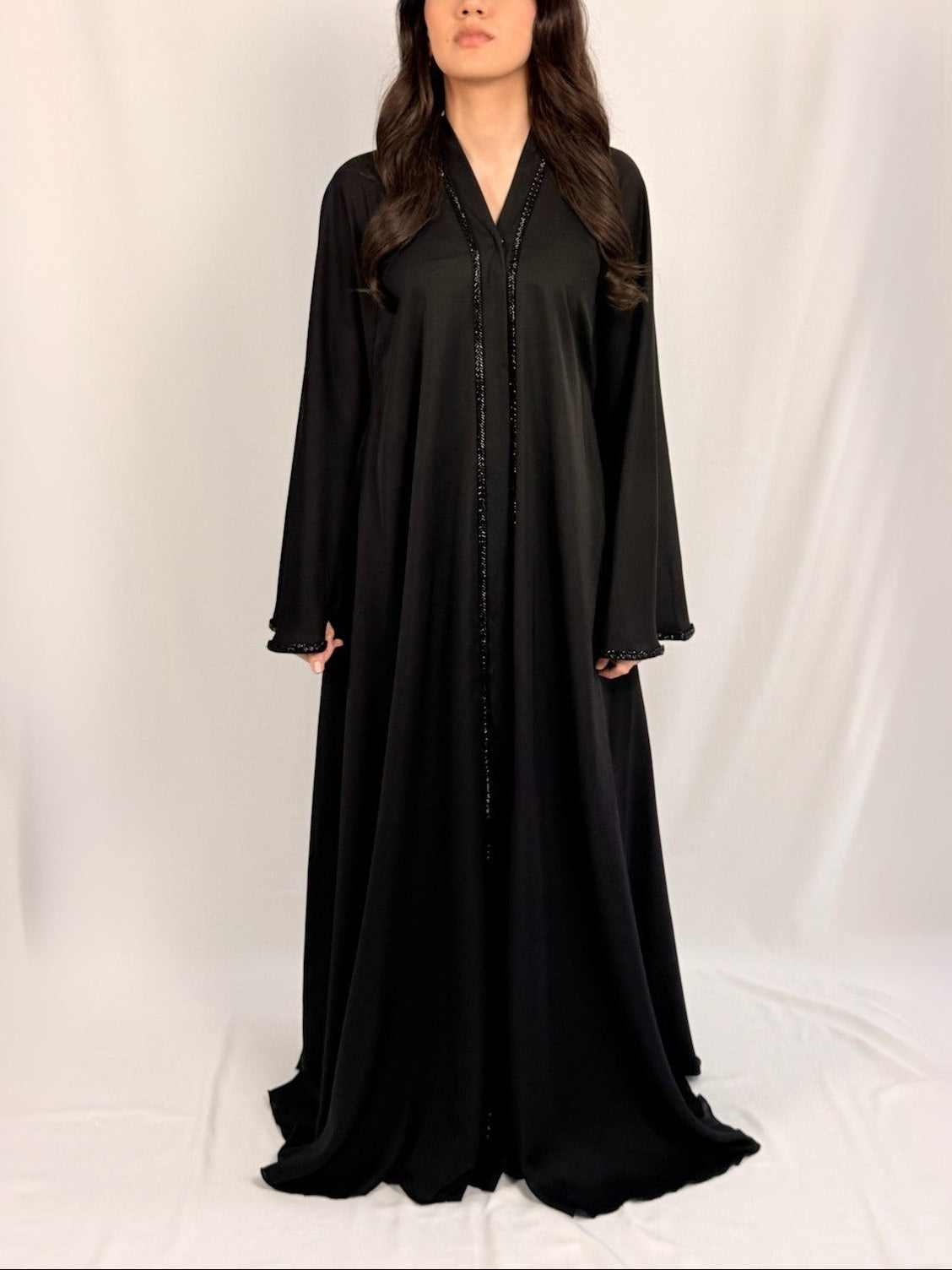 Samara Noor Abaya noire évasée avec rangées de perles sur le devant