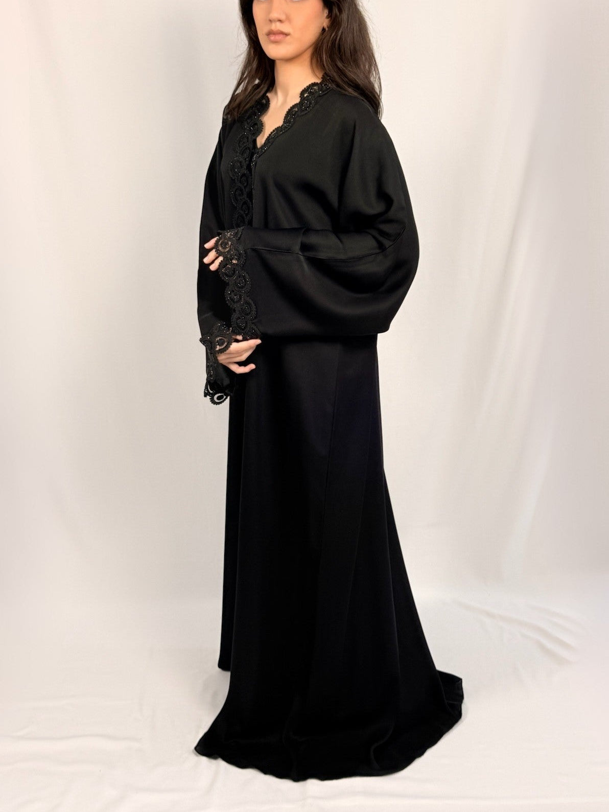 Dentelle raffinée au bas des manches Samara Abaya Dentelle total black