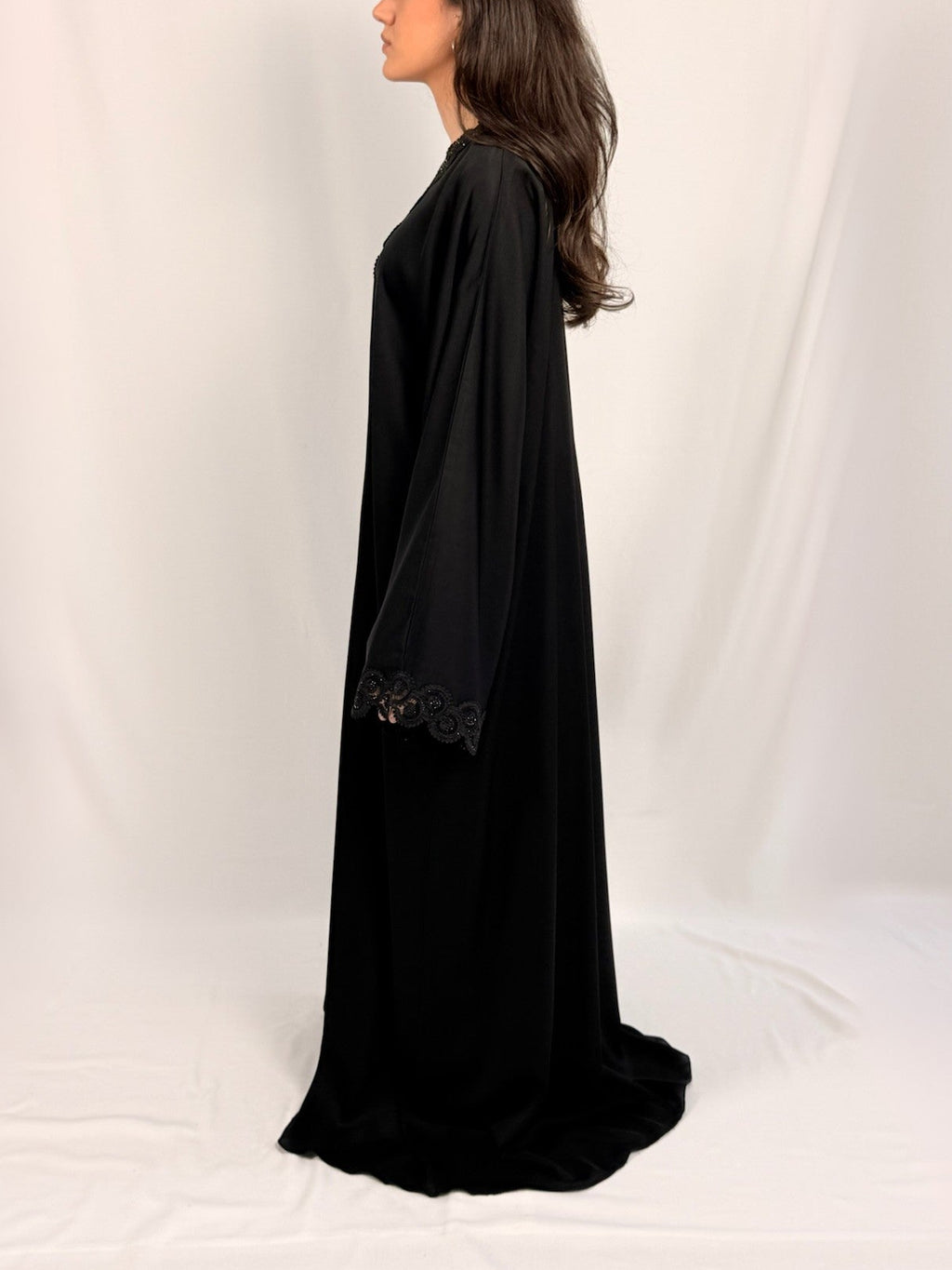 Samara Abaya Dentelle noire élégante disponible en Belgique France Hollande Allemagne