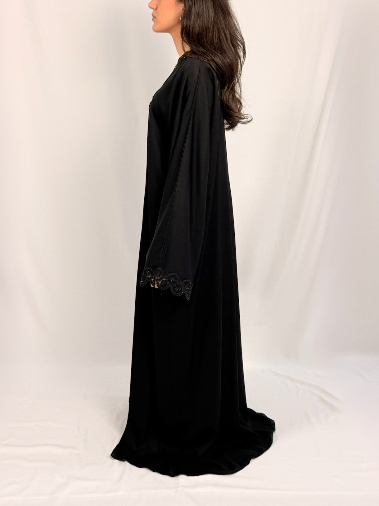 Samara Abaya Dentelle noire élégante disponible en Belgique France Hollande Allemagne