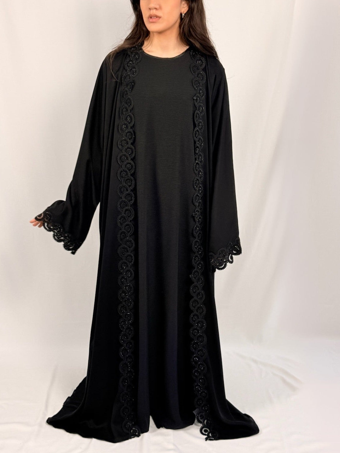 Détail dentelle délicate sur le devant Samara Abaya Dentelle noire disponible Belgique Hollande France 