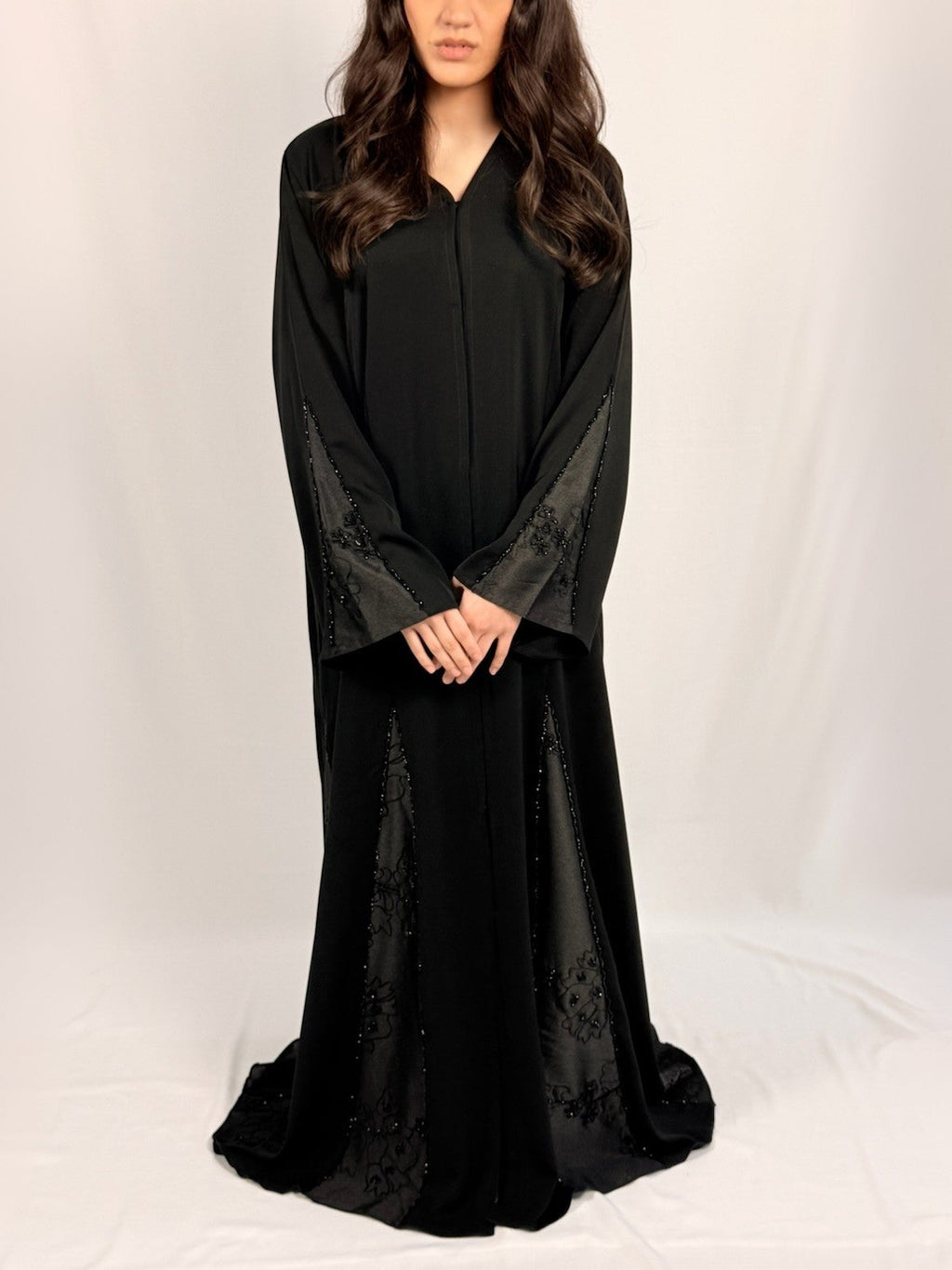 Samara Abaya longue noire avec deux tissus contrastés et détails perles élégants
