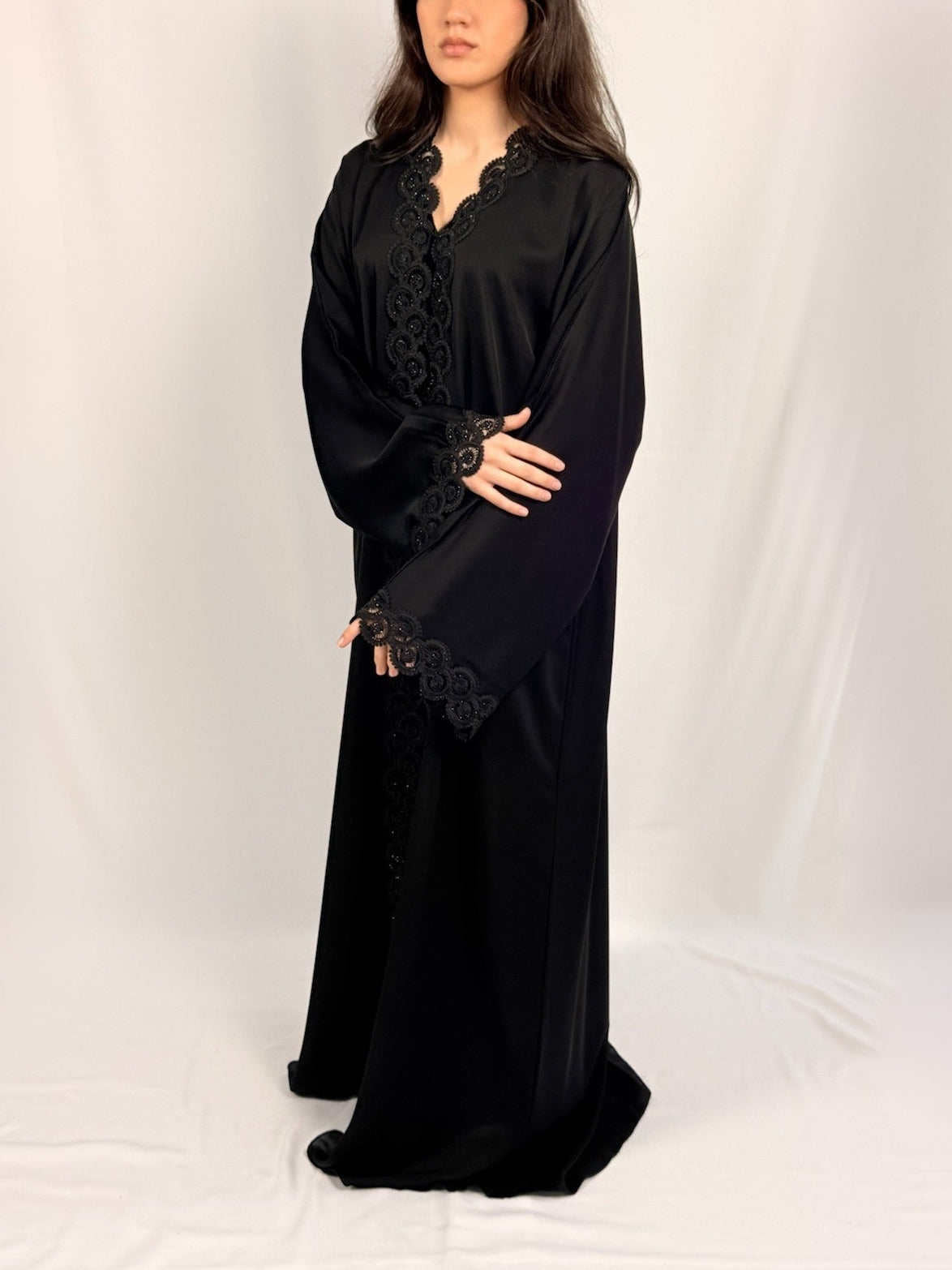 finitions délicates abaya noire dentelle 