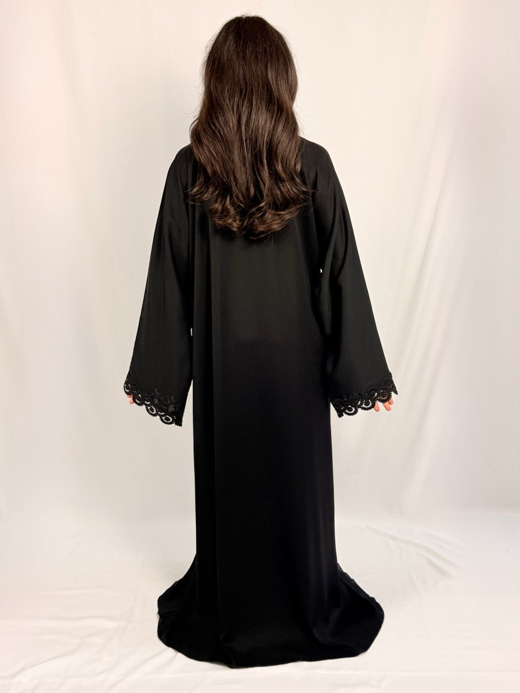 Samara Abaya Dentelle noire vue dos coupe longue fluide