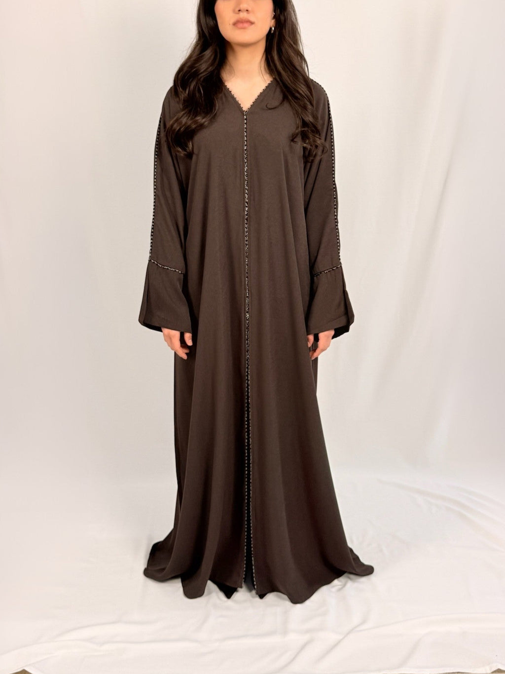 Samara Essentiel Marron Glacé Abaya coupe droite avec détails perles sur les manches