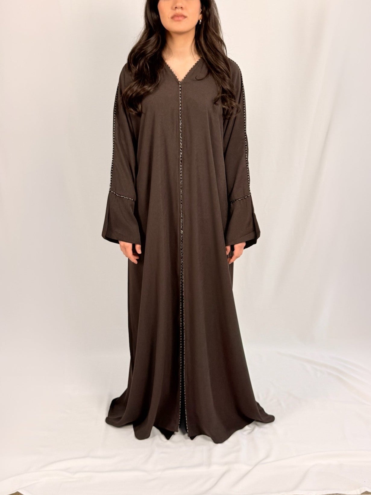 Samara Essentiel Marron Glacé Abaya coupe droite avec détails perles sur les manches