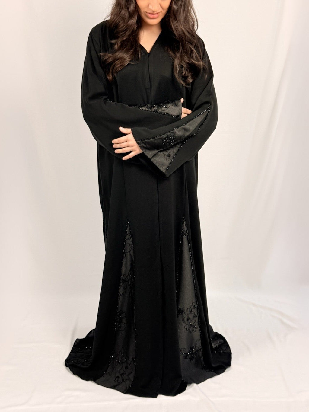 Manches ornées de perles Samara Midnight Pearl Abaya coupe fluide