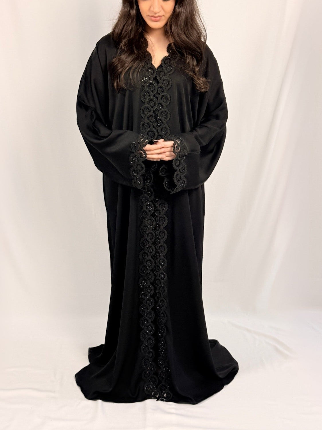Détail dentelle délicate sur le devant Samara Abaya Dentelle noire