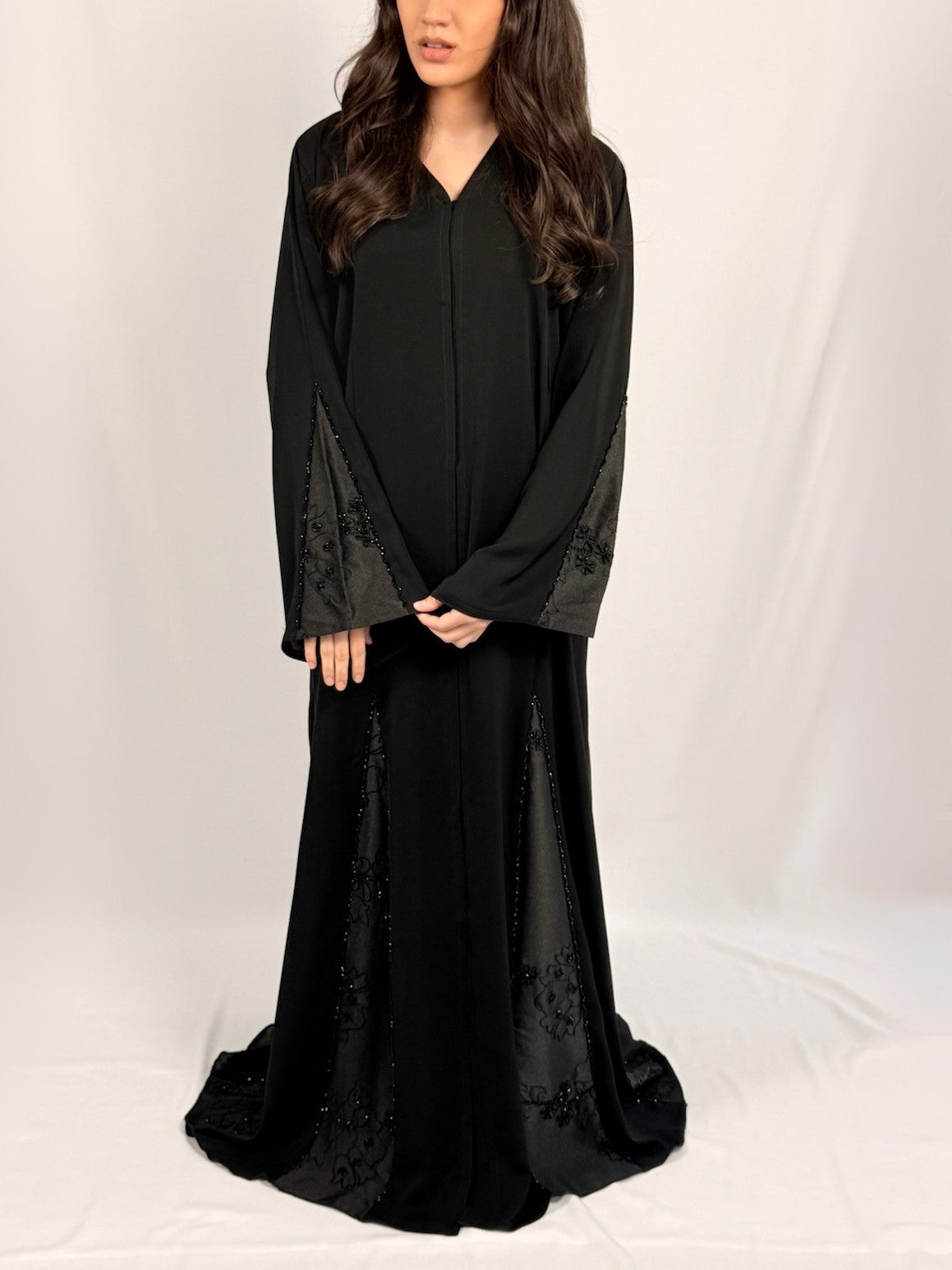 Manches ornées de perles Samara Midnight Pearl Abaya coupe fluide