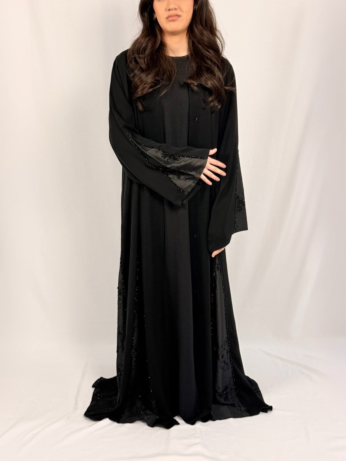 Détail perles délicates sur Samara Midnight Pearl Abaya finition sophistiquée