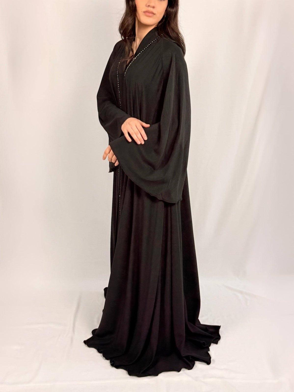 Samara Dalhia Abaya noire coupe umbrella évasée effet fluide manches larges