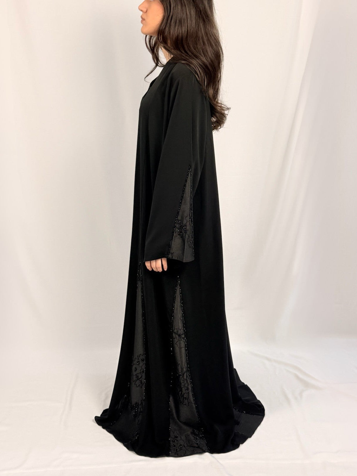 Détail perles délicates sur Samara Midnight Pearl Abaya finition sophistiquée