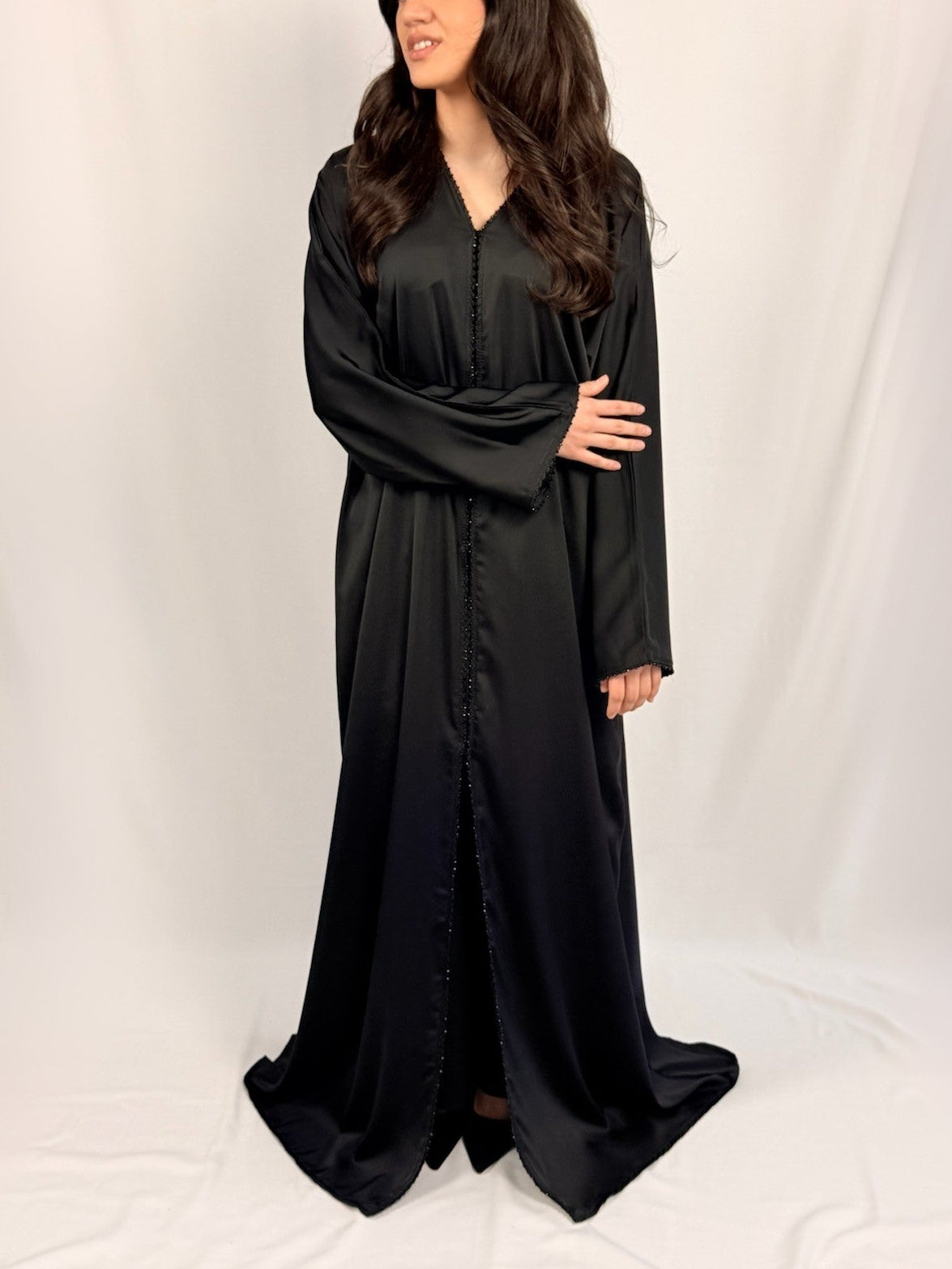 Manches évasées Samara Abaya Linea noire coupe fluide moderne