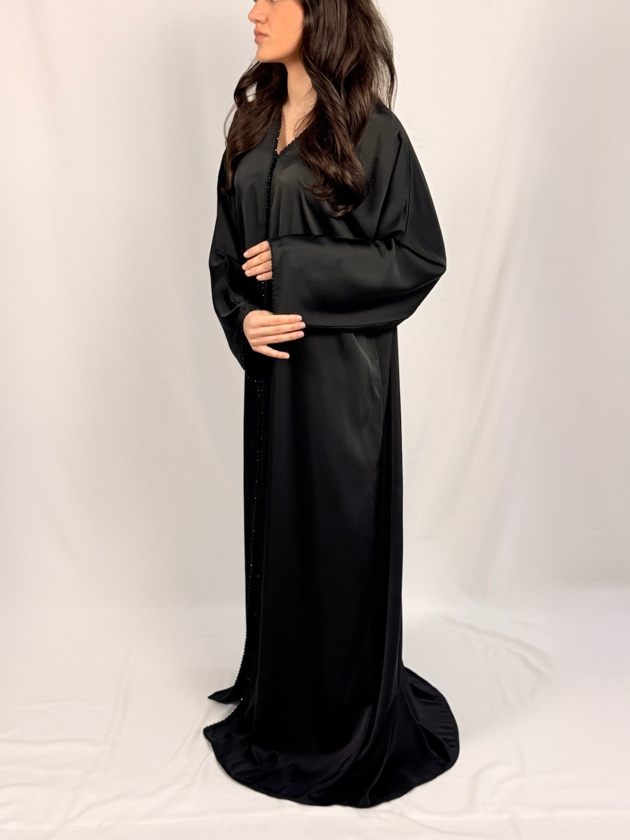 Samara Abaya Linea noire évasée avec perles disponible en Belgique et France Hollande et Allemagne