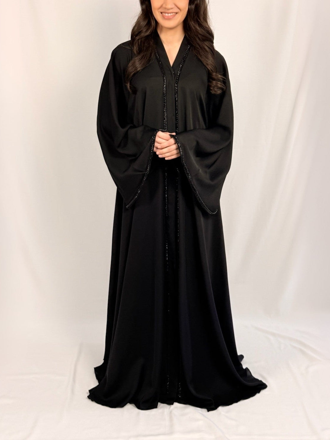 Samara Noor Abaya noire coupe évasée tissu fluide raffiné