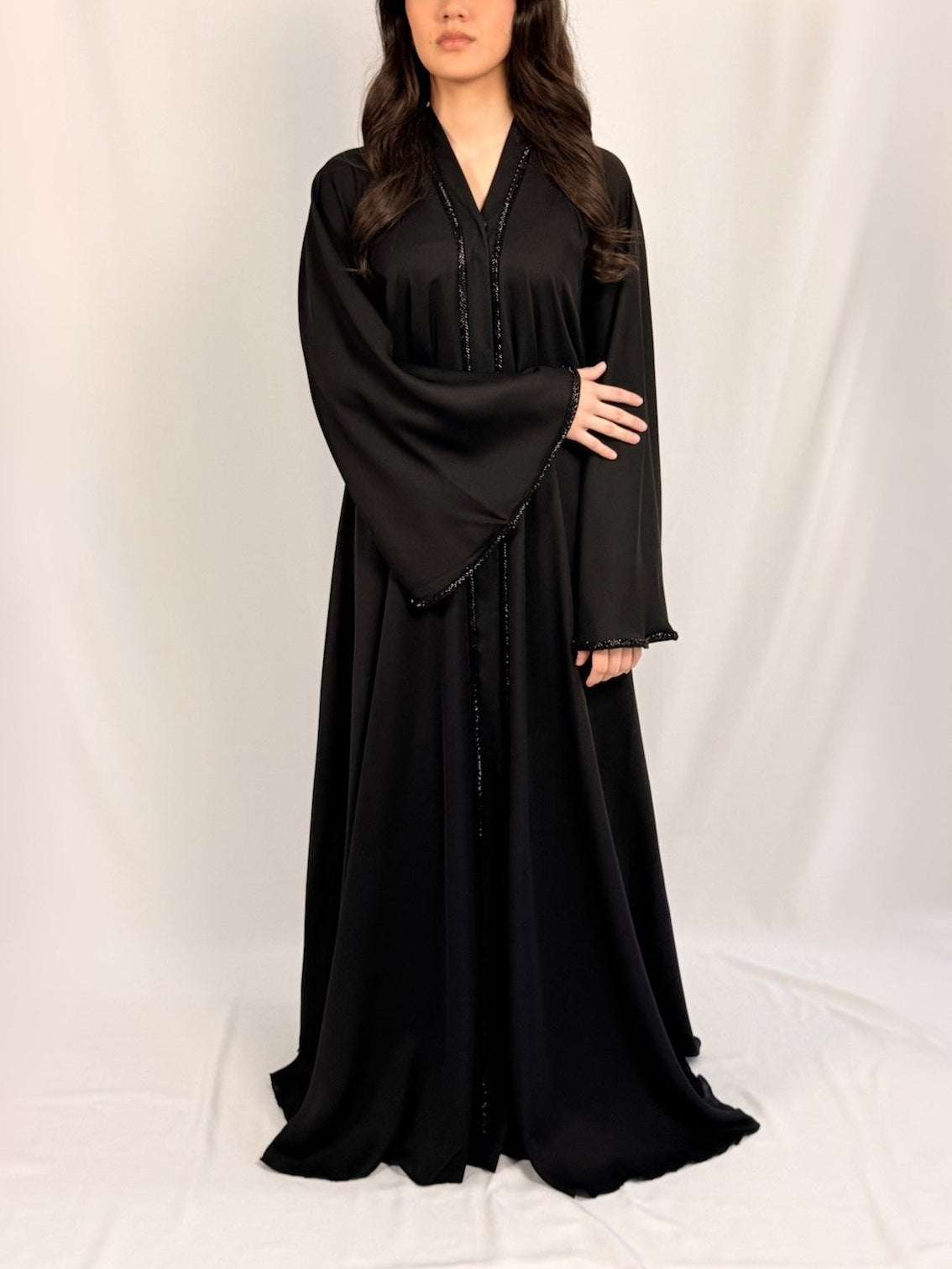 Rangées de perles délicates sur le devant Samara Noor Abaya noire