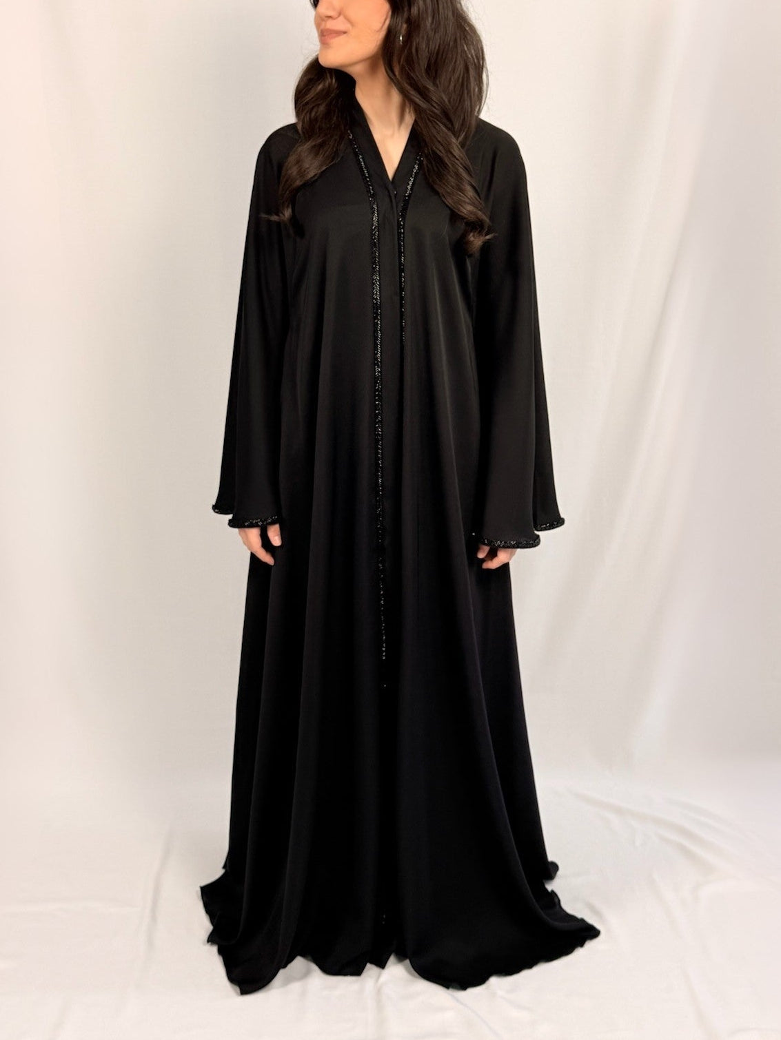 Samara Noor Abaya noire coupe évasée tissu fluide raffiné