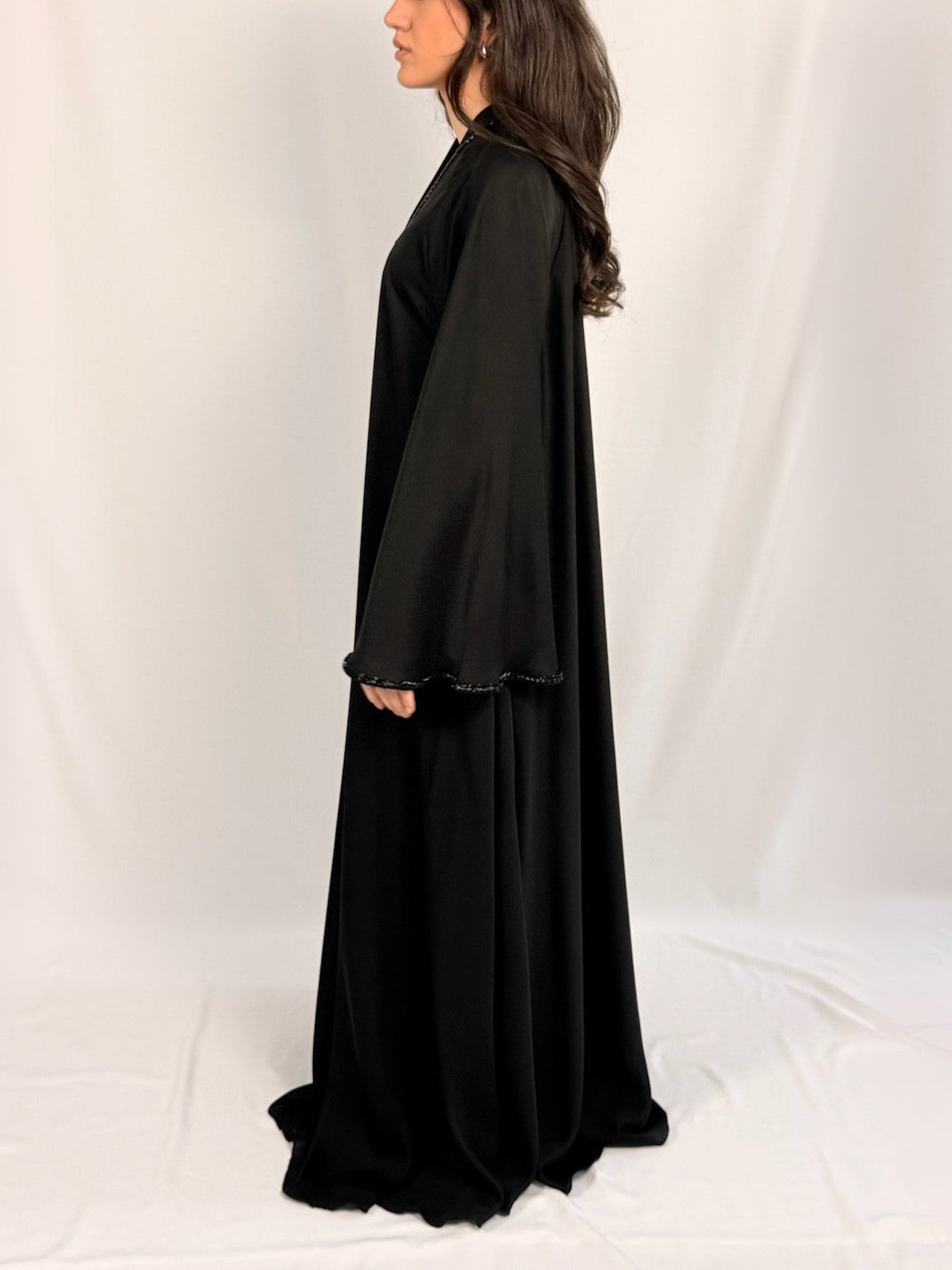 Samara Noor Abaya noire perlée disponible en Belgique France Hollande Allemagne
