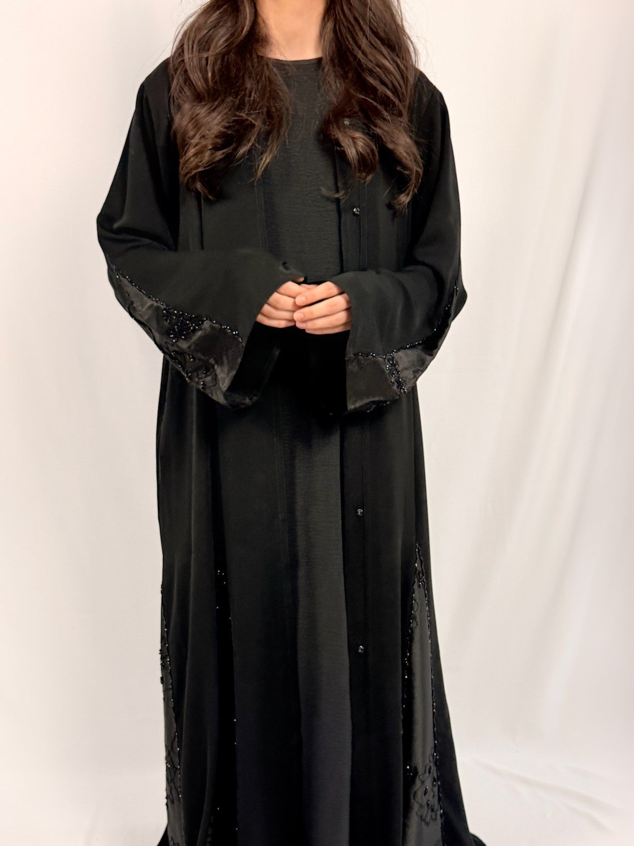 Contraste de deux tissus sur Samara Midnight Pearl Abaya effet texturé élégant