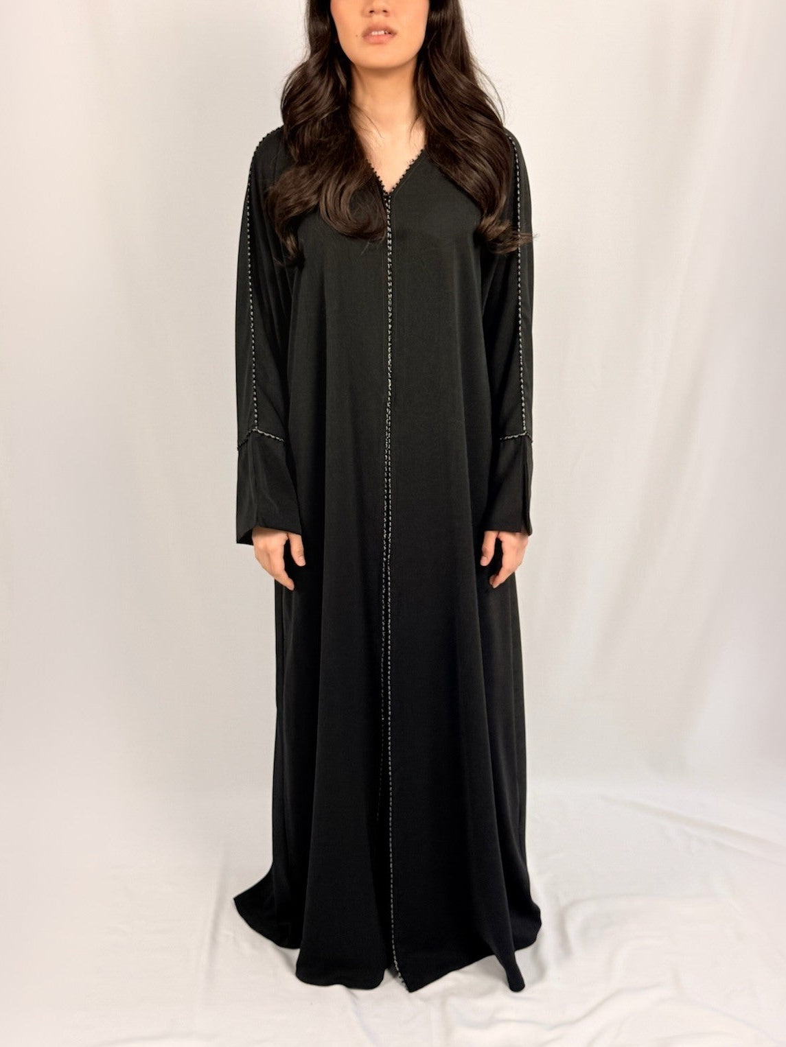 Samara Essentiel Black Abaya droite avec rang fin de perles noires et filet argenté