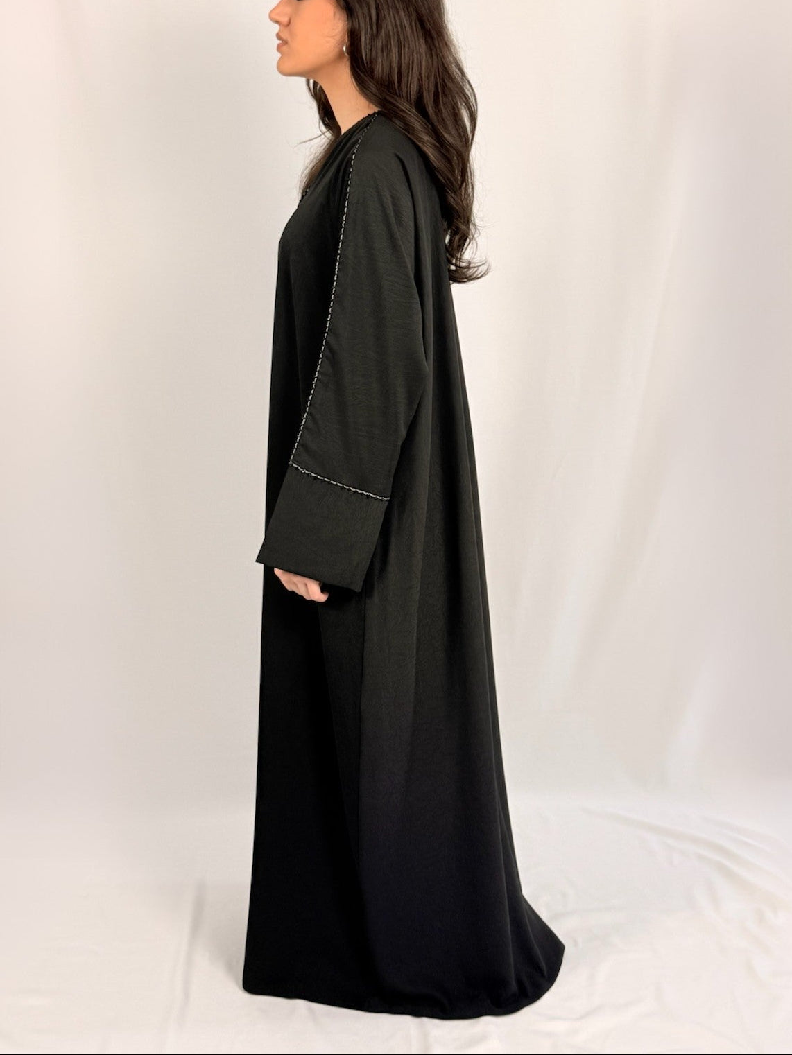 Samara Essentiel Black Abaya perlée disponible en Belgique et France