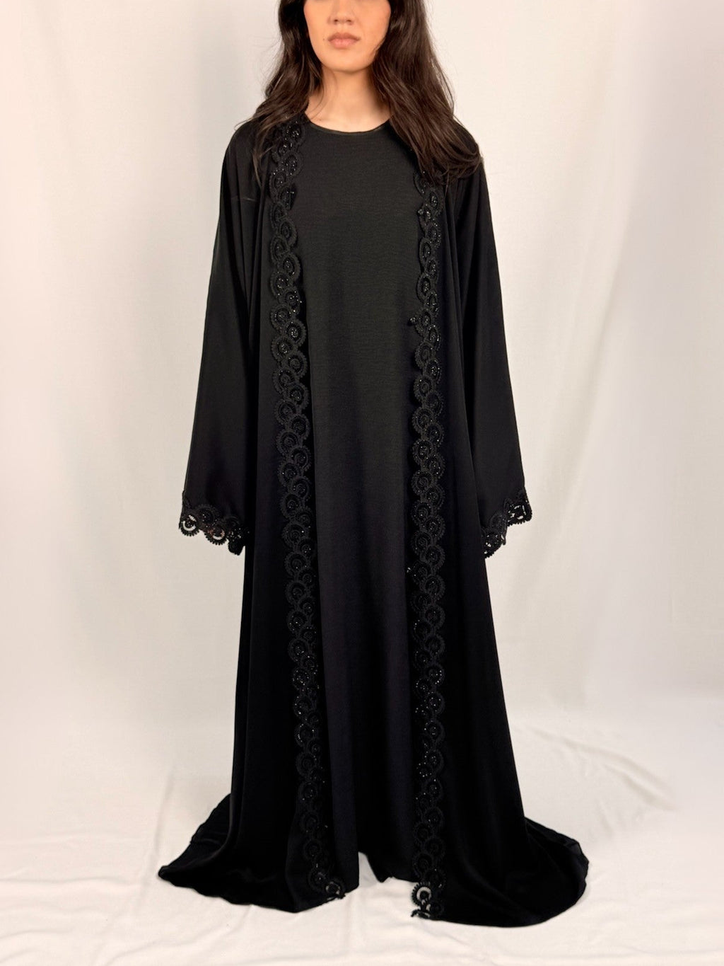 Sous-robe noire à manches courtes pour abaya disponible en Belgique et France